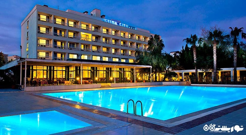 استخر روباز و ساختمان هتل